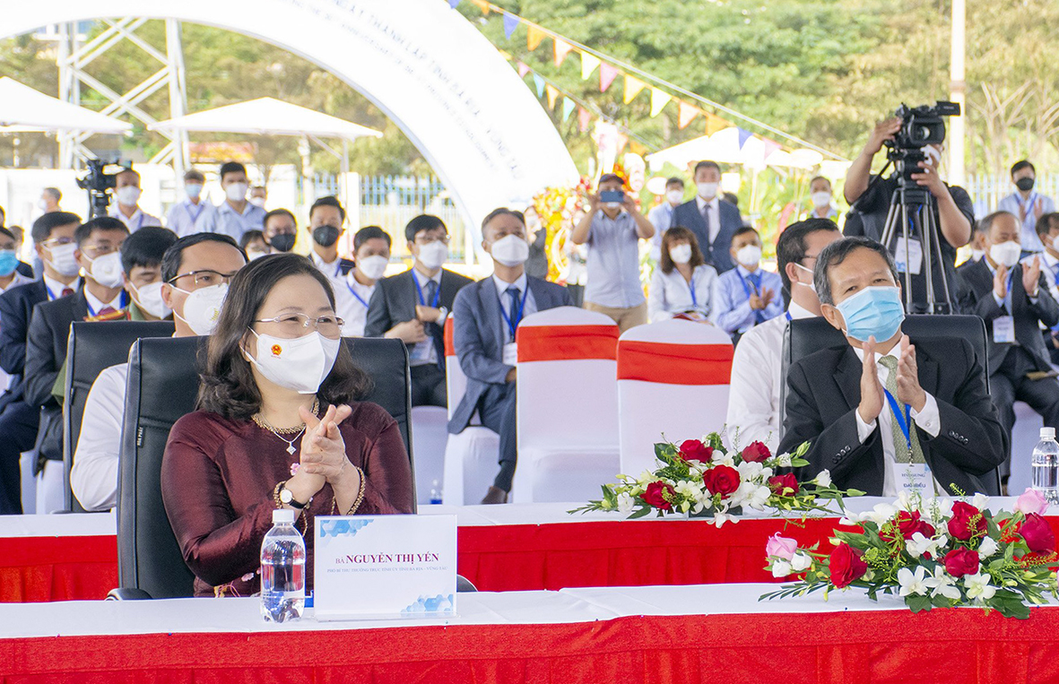 Bà Nguyễn Thị Yến, Phó Bí thư Thường trực Tỉnh ủy, Trưởng Đoàn ĐBQH tỉnh tham dự buổi lễ.
