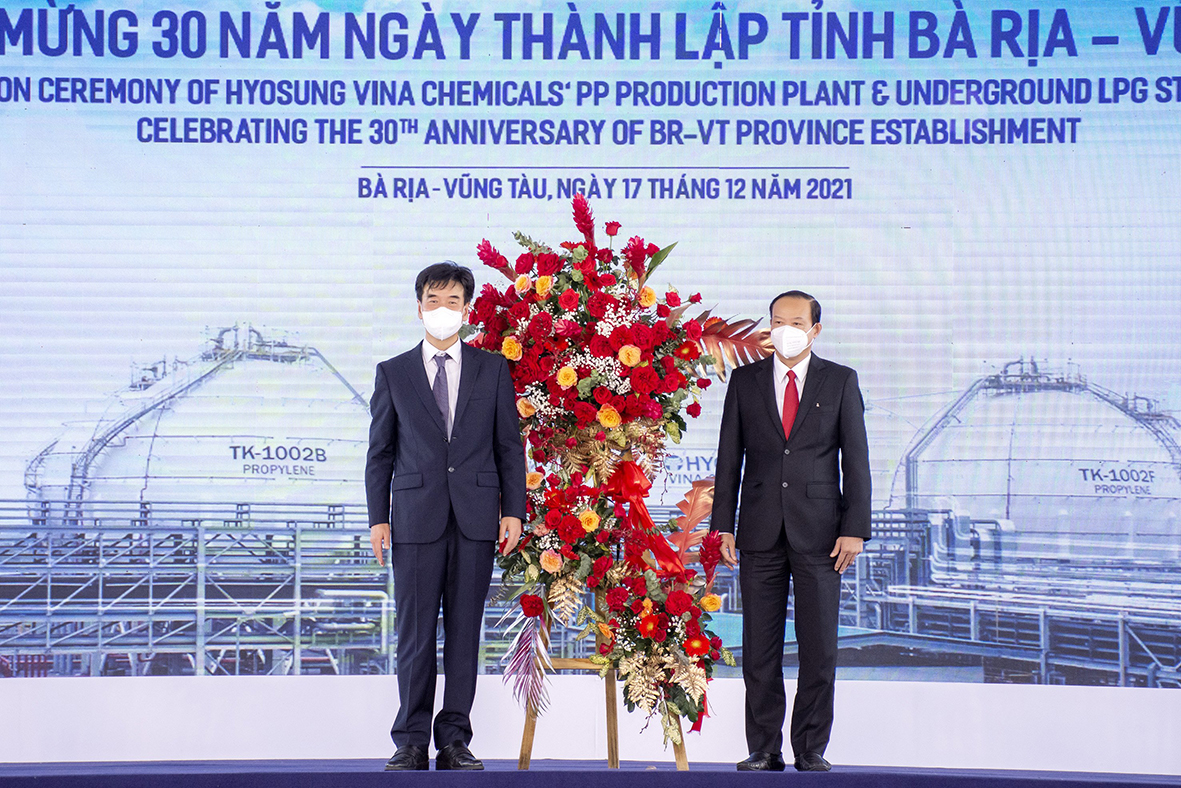 Ông Nguyễn Văn Thọ, Chủ tịch UBND tỉnh (bên phải) tặng hoa chúc mừng Công ty TNHH Hóa chất Hyosung Vina (Hyosung Vina Chemicals).