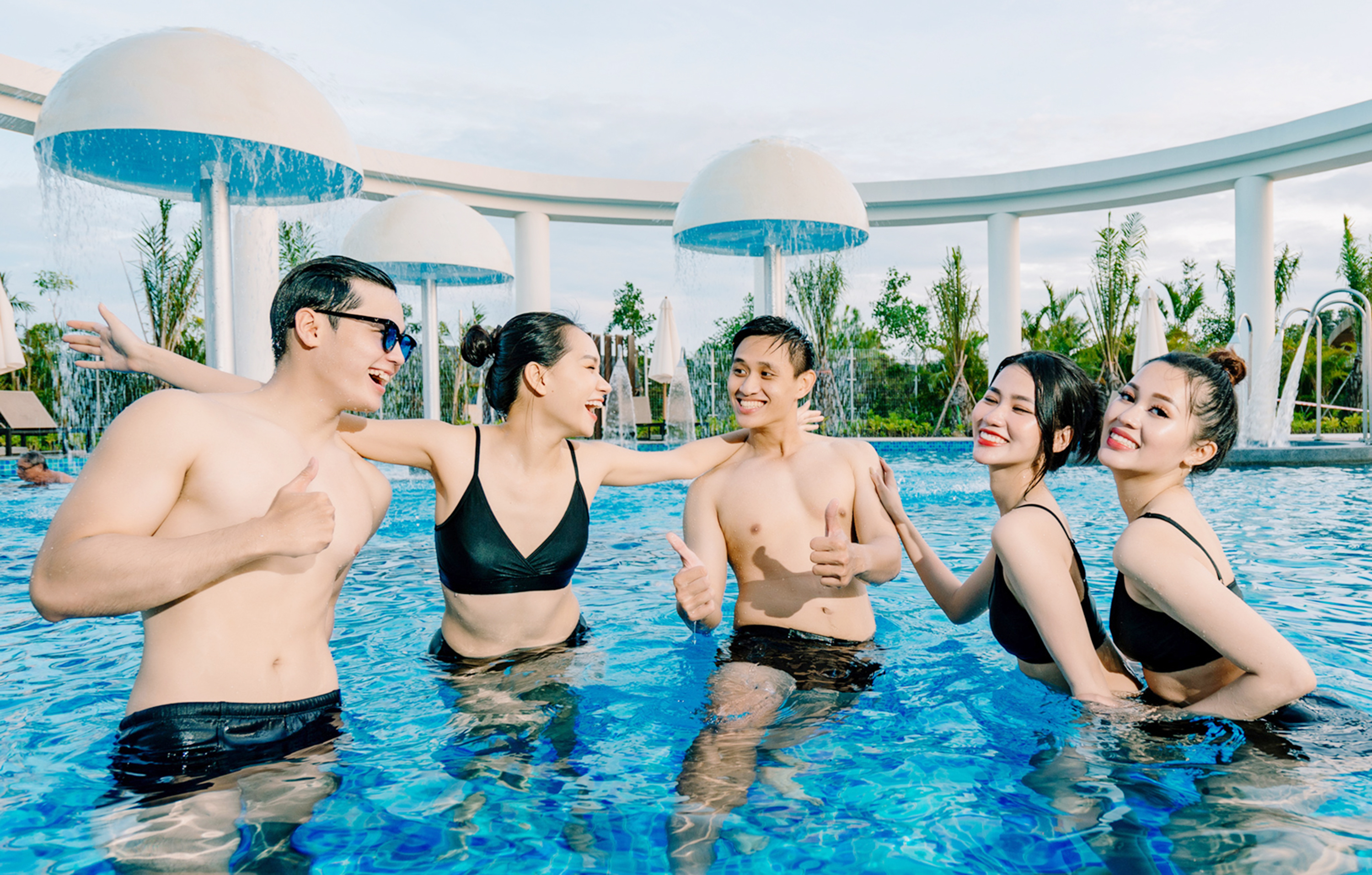 Du khách trải nghiệm tắm khoáng nóng tại Minera Hot Springs Binh Chau.