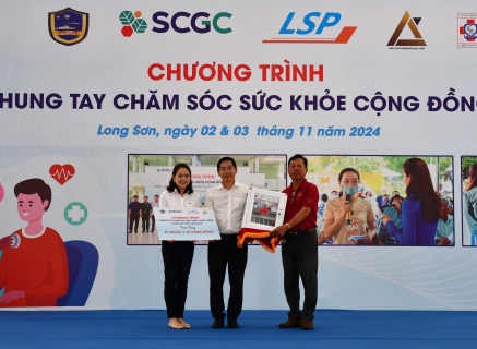 Chăm sóc sức khỏe cho hơn 400 người dân xã Long Sơn