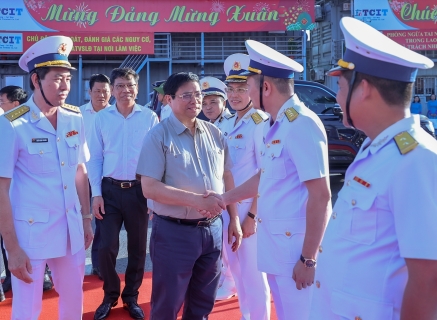 Thủ tướng dự Lễ đón tàu quốc tế, phát lệnh làm hàng đầu xuân tại cảng TCIT