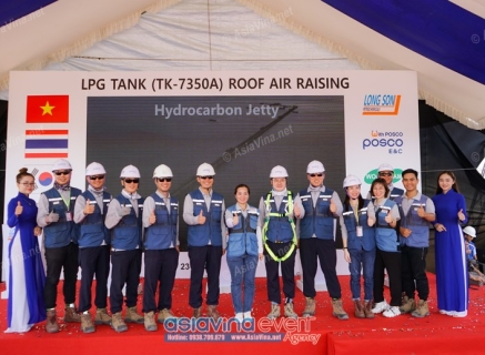 LỄ CẤT NÓC DỰ ÁN LẮP ĐẶT BỒN NAPHTHA CỦA POSCO E & C