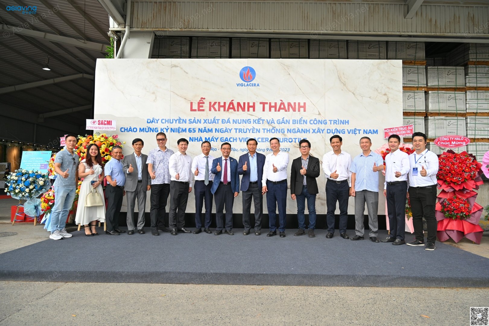 Các khách mời chụp hình lưu niệm tại backdrop của Lễ Khánh Thành