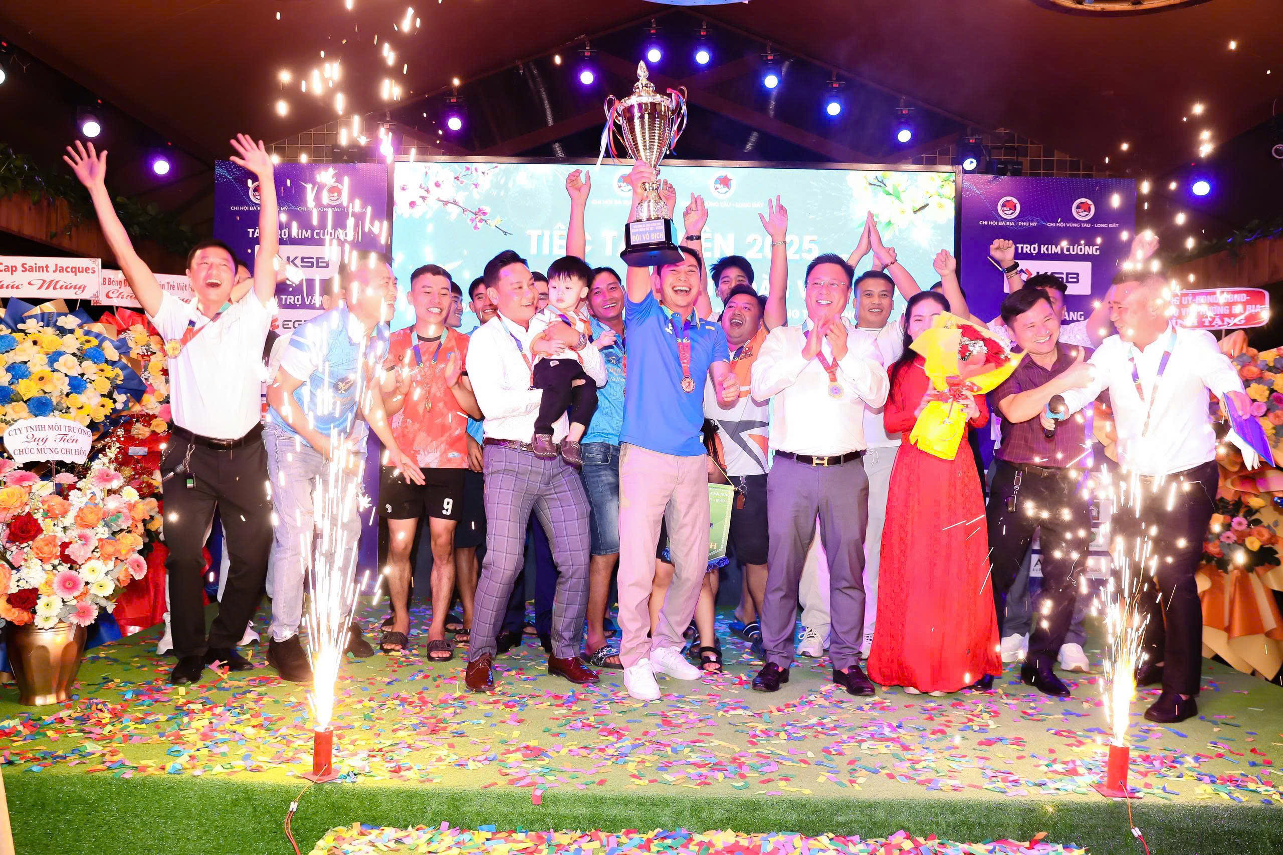 giai-bong-da-chao-mung-ra-mat-chi-hoi