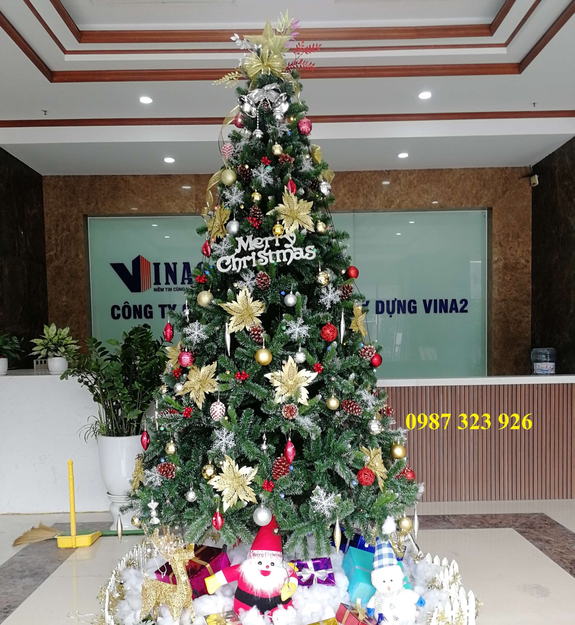 trang-tri-cay-thong-noel-tai-van-phong