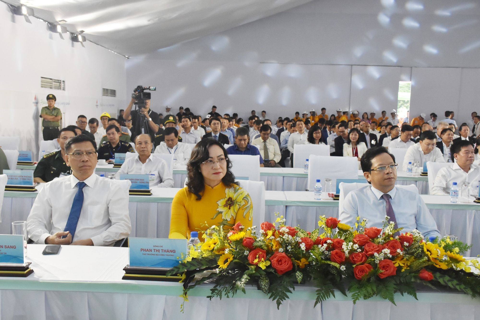Bà Phan Thị Thắng, Thứ trưởng Bộ Công thương cùng lãnh đạo các bộ, ngành tham dự tại sự kiện.