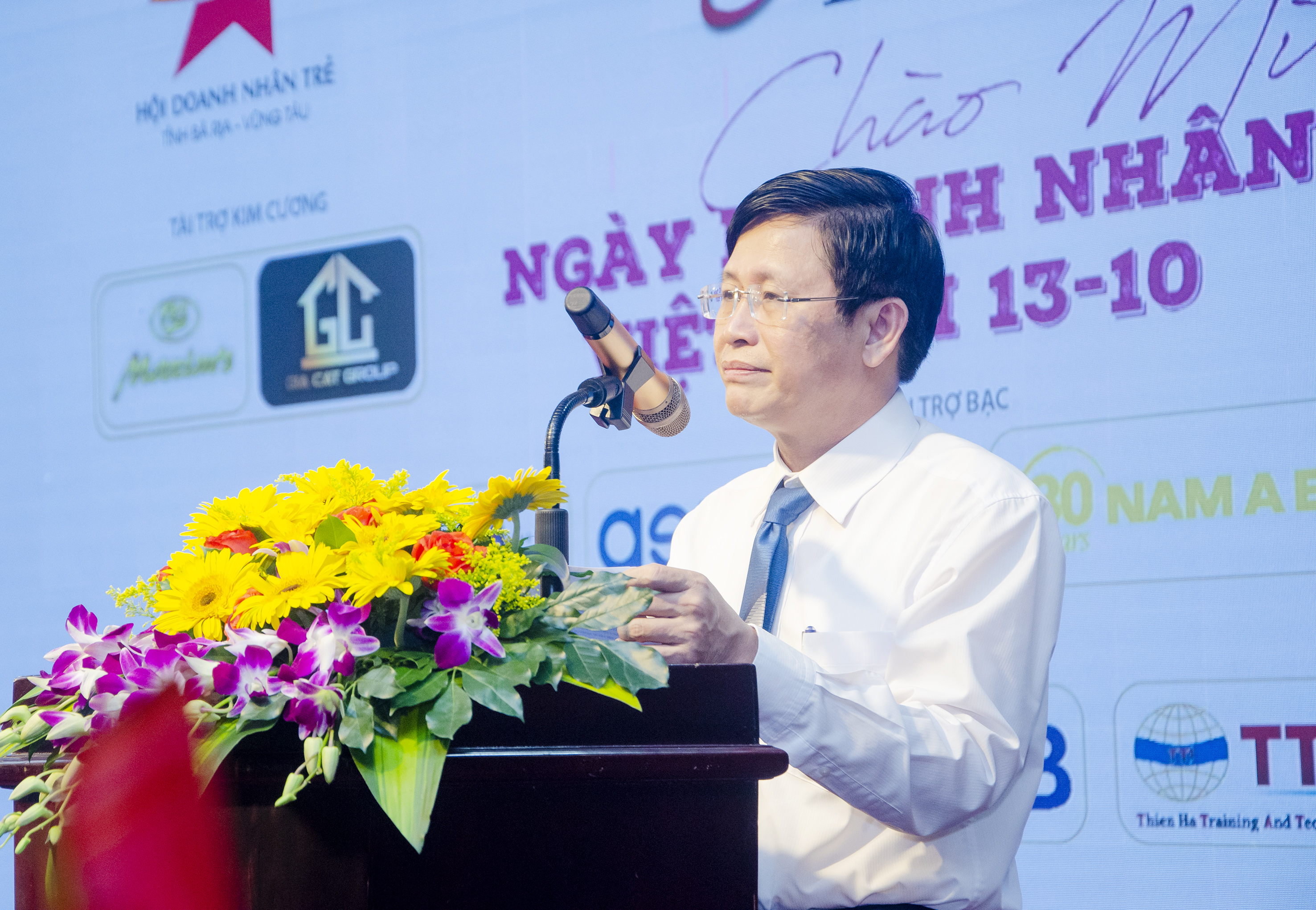 Ông Lê Ngọc Khánh, Phó Chủ tịch UBND tỉnh phát biểu chúc mừng các doanh nhân, cộng đồng doanh nghiệp nhân kỷ niệm Ngày Doanh nhân Việt Nam.