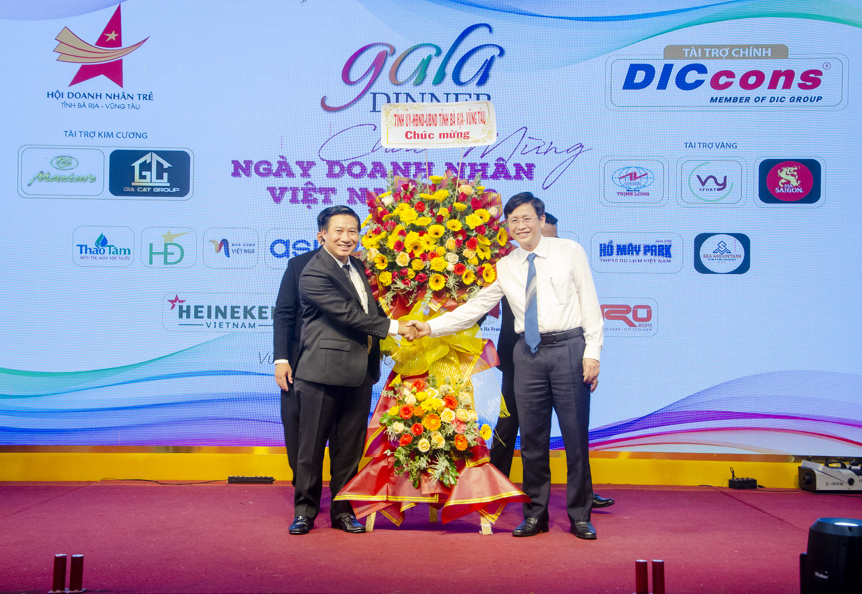 Ông Lê Ngọc Khánh, Phó Chủ tịch UBND tỉnh tặng hoa chúc mừng Hội Doanh nhân trẻ tỉnh.