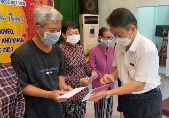 Ông Đặng Văn Minh, Phó Giám đốc Agribank chi nhánh Phú Mỹ trao quà tết cho các hộ nghèo phường Tân Phước