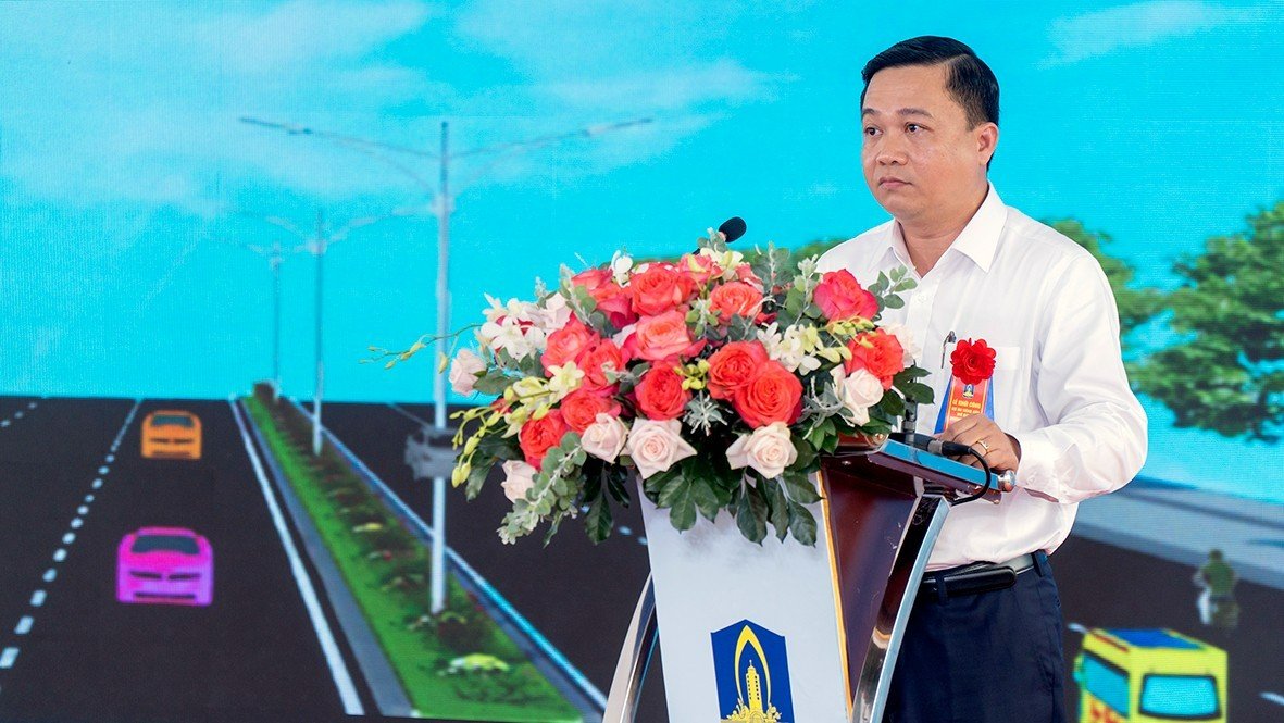 Ông Hoàng Trung Kiên, Giám đốc Ban Quản lý dự án chuyên ngành giao thông tỉnh, chủ đầu tư dự án phát biểu tại lễ khởi công.