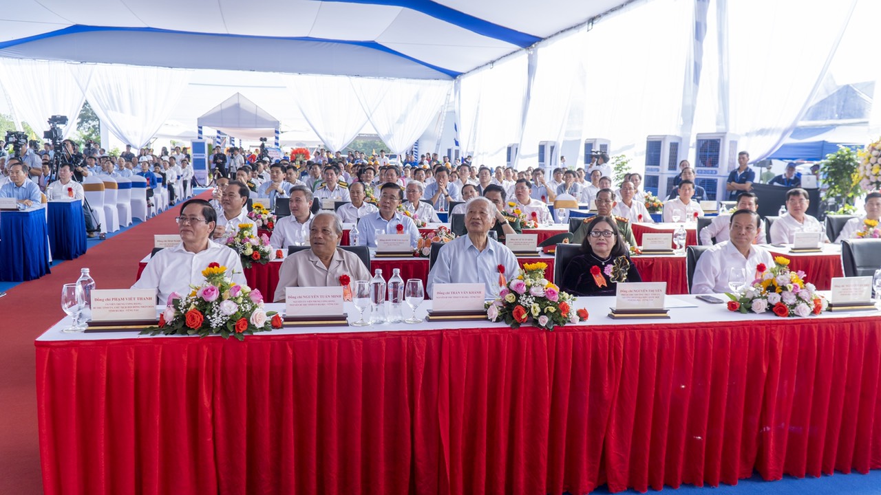 Bí thư Tỉnh ủy Phạm Viết Thanh và các đại biểu là lãnh đạo, nguyên lãnh đạo tỉnh Bà Rịa-Vũng Tàu tham dự lễ khởi công.