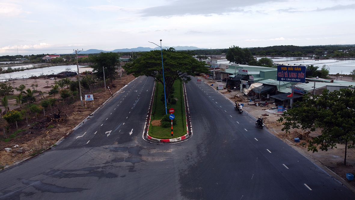 Các dự án thành phần thuộc dự án Nâng cấp, mở rộng đường ven biển Vũng Tàu-Bình Thuận ĐT 994 do Ban Quản lý dự án chuyên ngành giao thông tỉnh làm chủ đầu tư có điểm đầu tại vòng xoay Nhà Lớn Long Sơn.