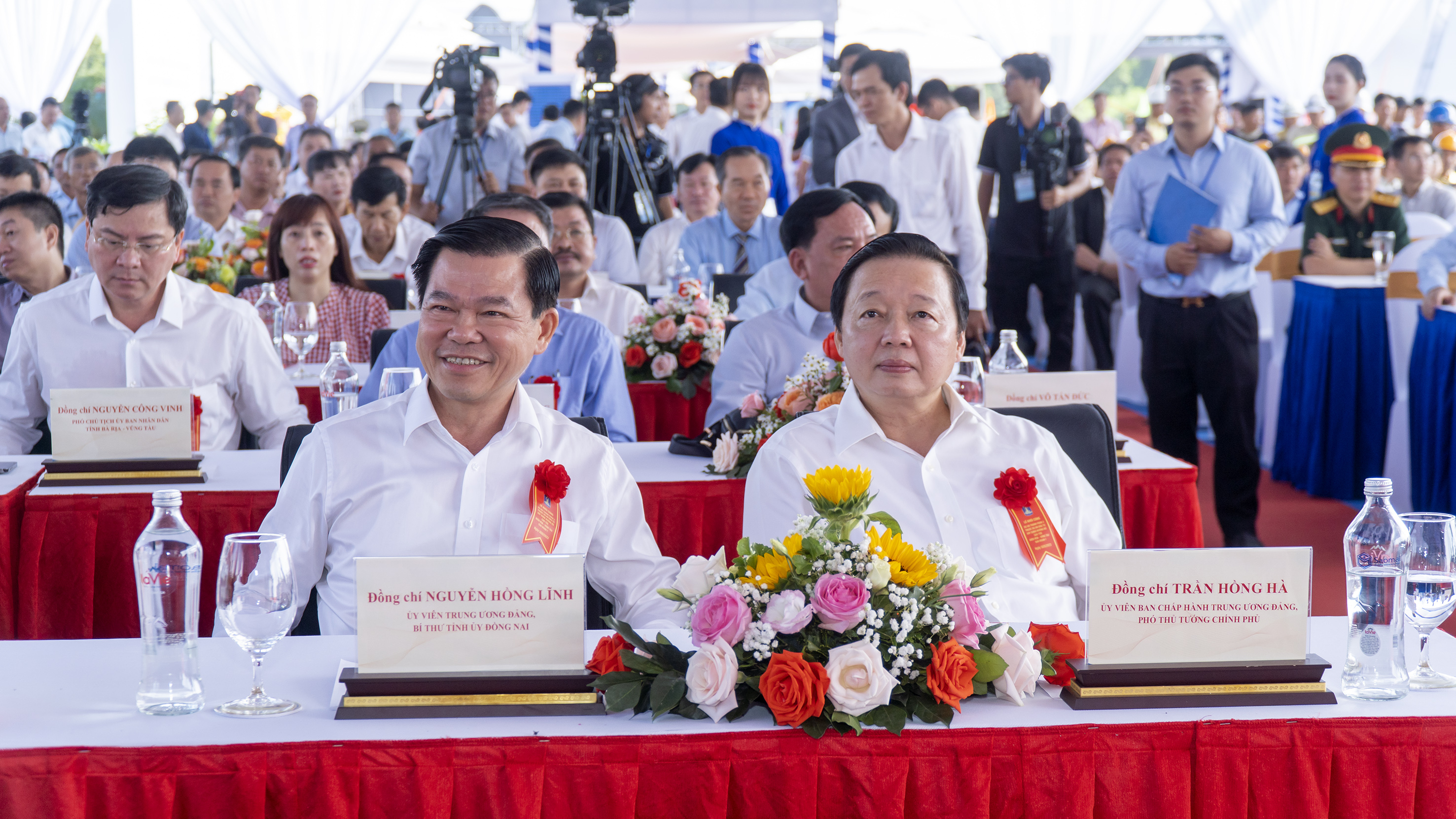 Phó Thủ tướng Trần Hồng Hà (hàng đầu, bên phải) và ông Nguyễn Hồng Lĩnh, Bí thư Tỉnh ủy Đồng Nai tham dự lễ khởi công.