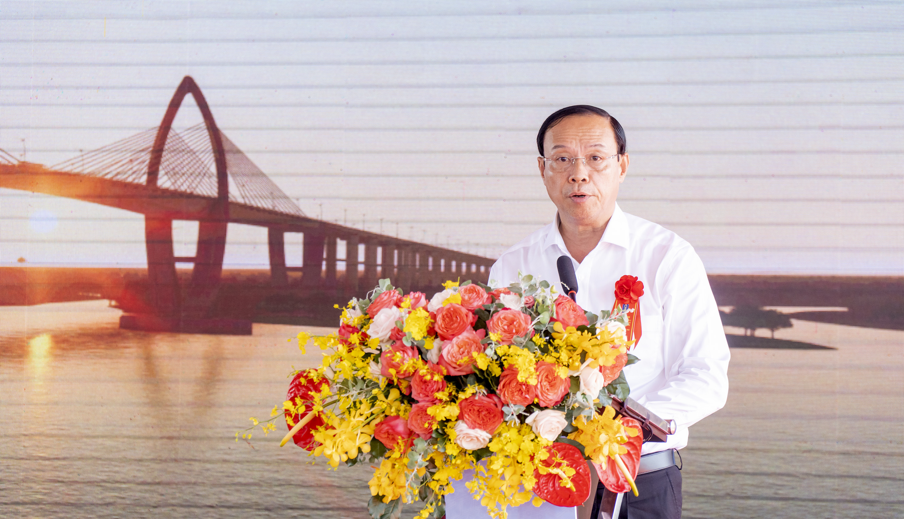 Ông Nguyễn Văn Thọ, Chủ tịch UBND tỉnh phát biểu tại lễ khởi công dự án cầu Phước An. 
