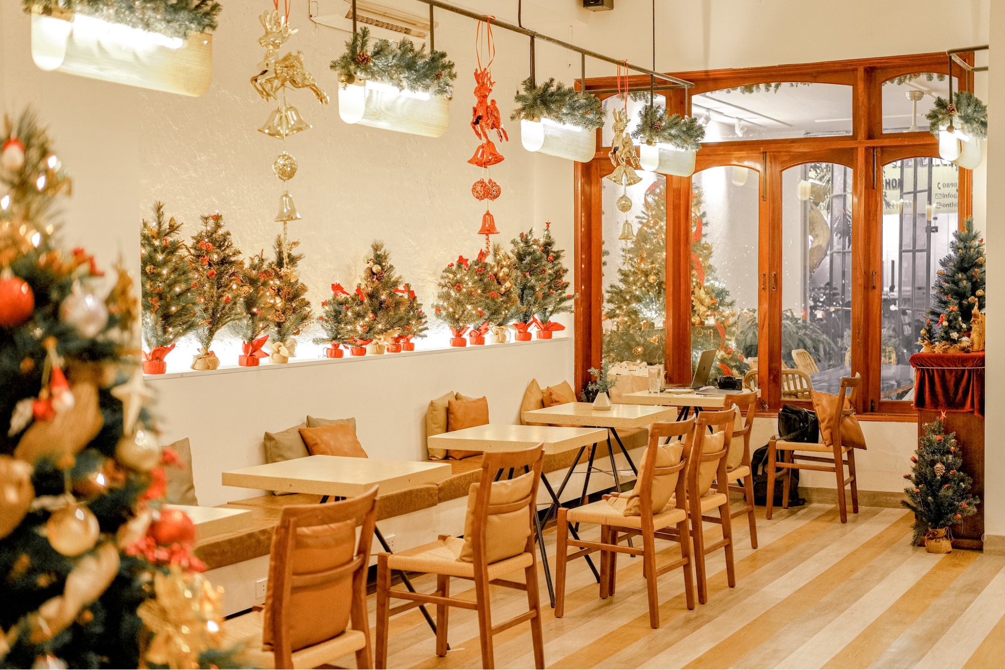 Check-in 20 Quán Cafe Trang Trí Noel Đẹp Ở Sài Gòn, Lung Linh, Rụng Tim  Giới Trẻ | Vincom