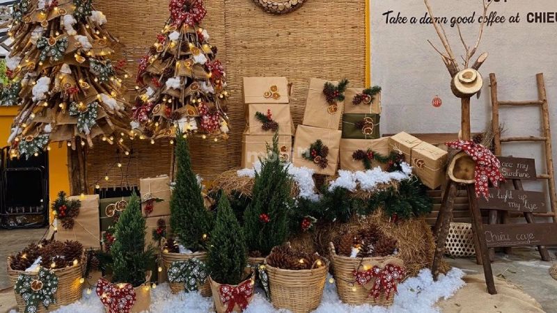 Gợi ý 13+ cách trang trí noel quán cafe đẹp, ấn tượng 2025
